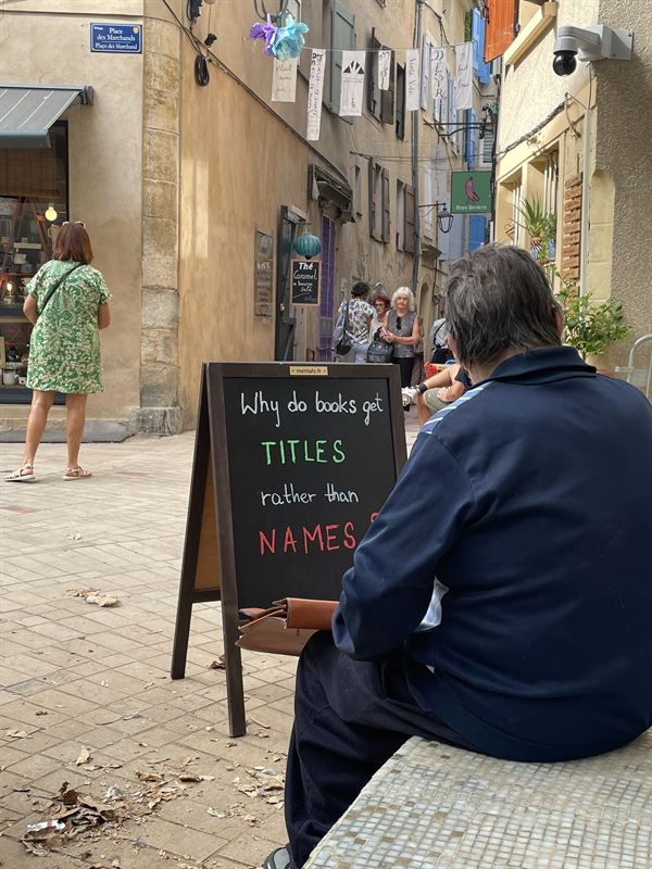 Ardoise Mentals dans une ruelle : « Why do books get titles rather than names? »