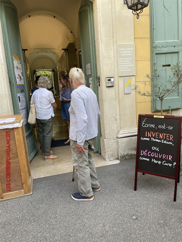 Ardoise Mentals à l’entrée du centre culturel Jean Giono : « Écrire, est-ce inventer comme Thomas Edison, ou découvrir comme Marie Curie ? »